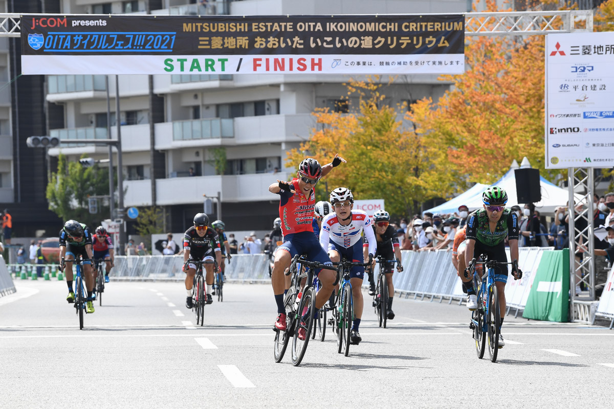 小野寺玲(宇都宮ブリッツェン)が優勝 今回のポーズは「ヒシアマゾン」