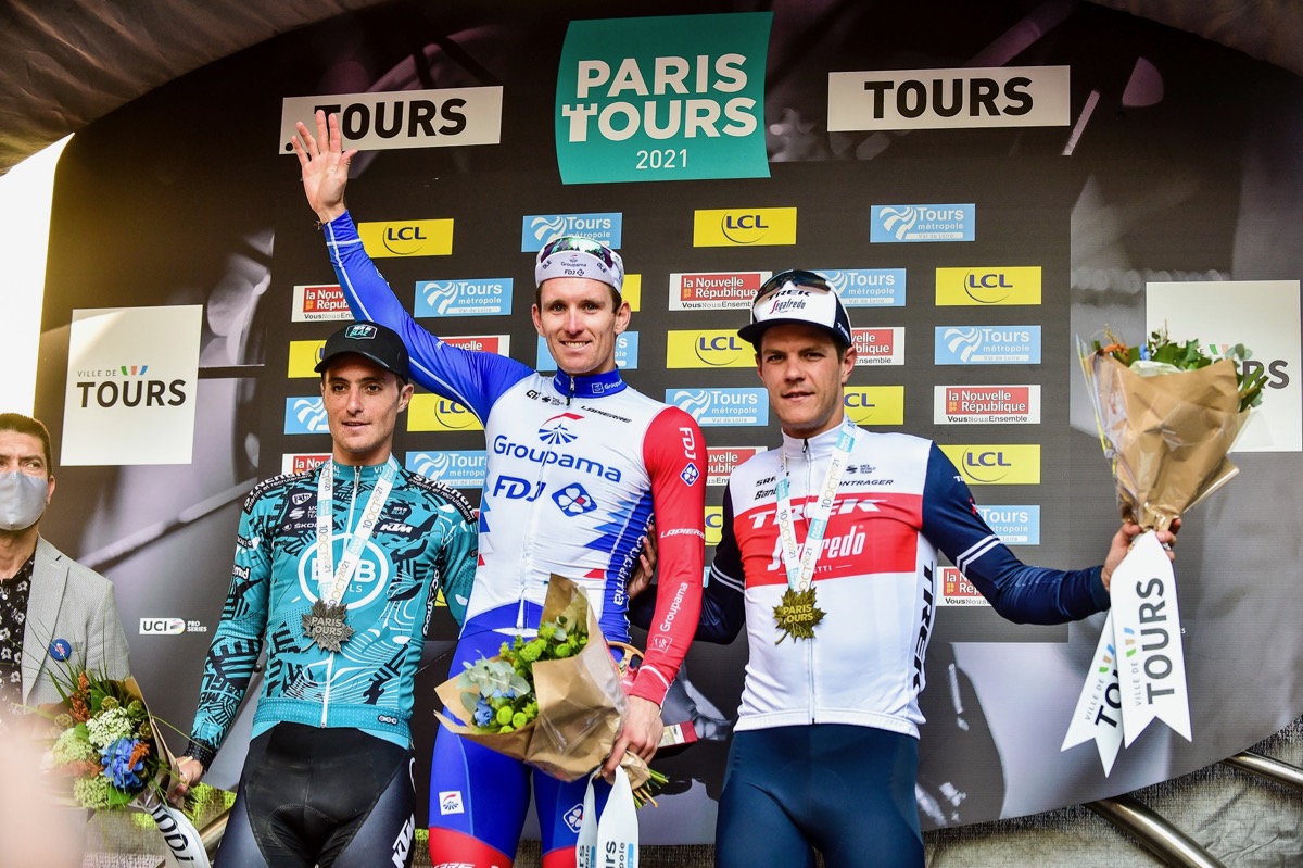 パリ〜トゥール2021表彰台:2位ボナムール、1位デマール、3位ストゥイヴェン