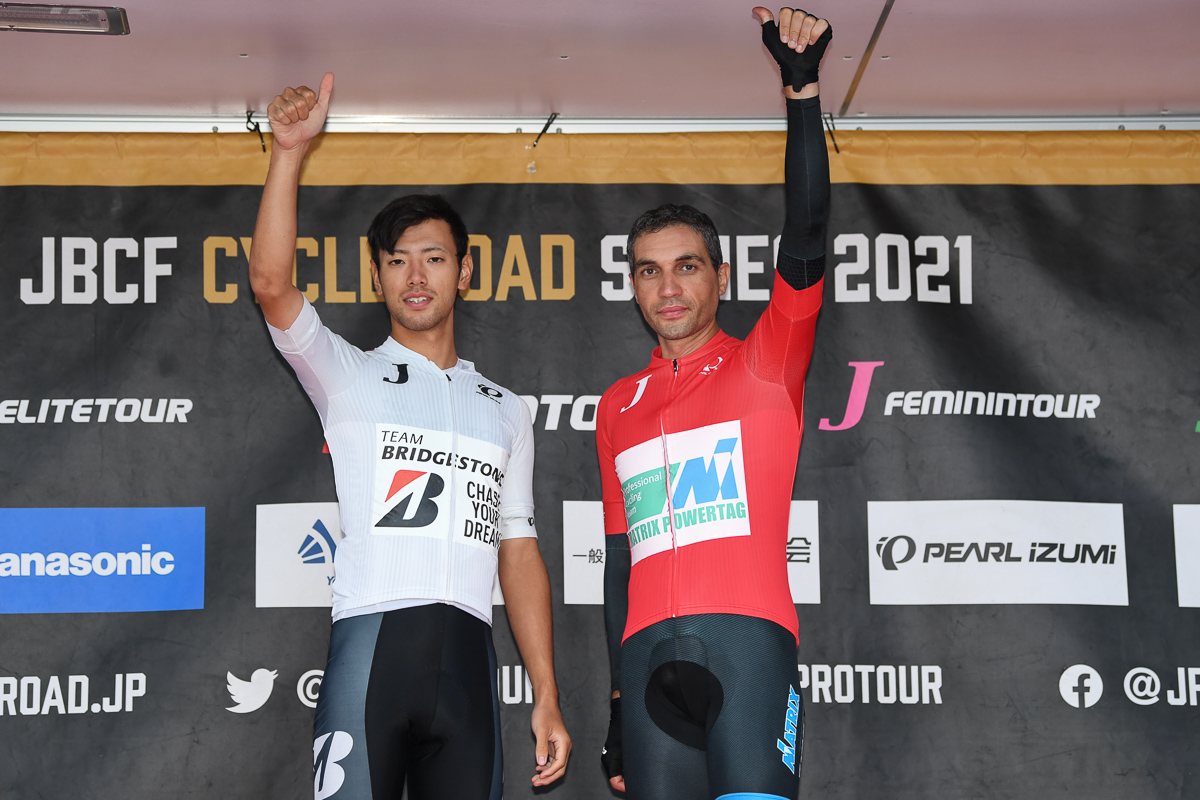 個人総合優勝のホセ・ビセンテ・トリビオ(マトリックスパワータグ、写真右)と、U23個人総合優勝の山本哲央(チームブリヂストンサイクリング)