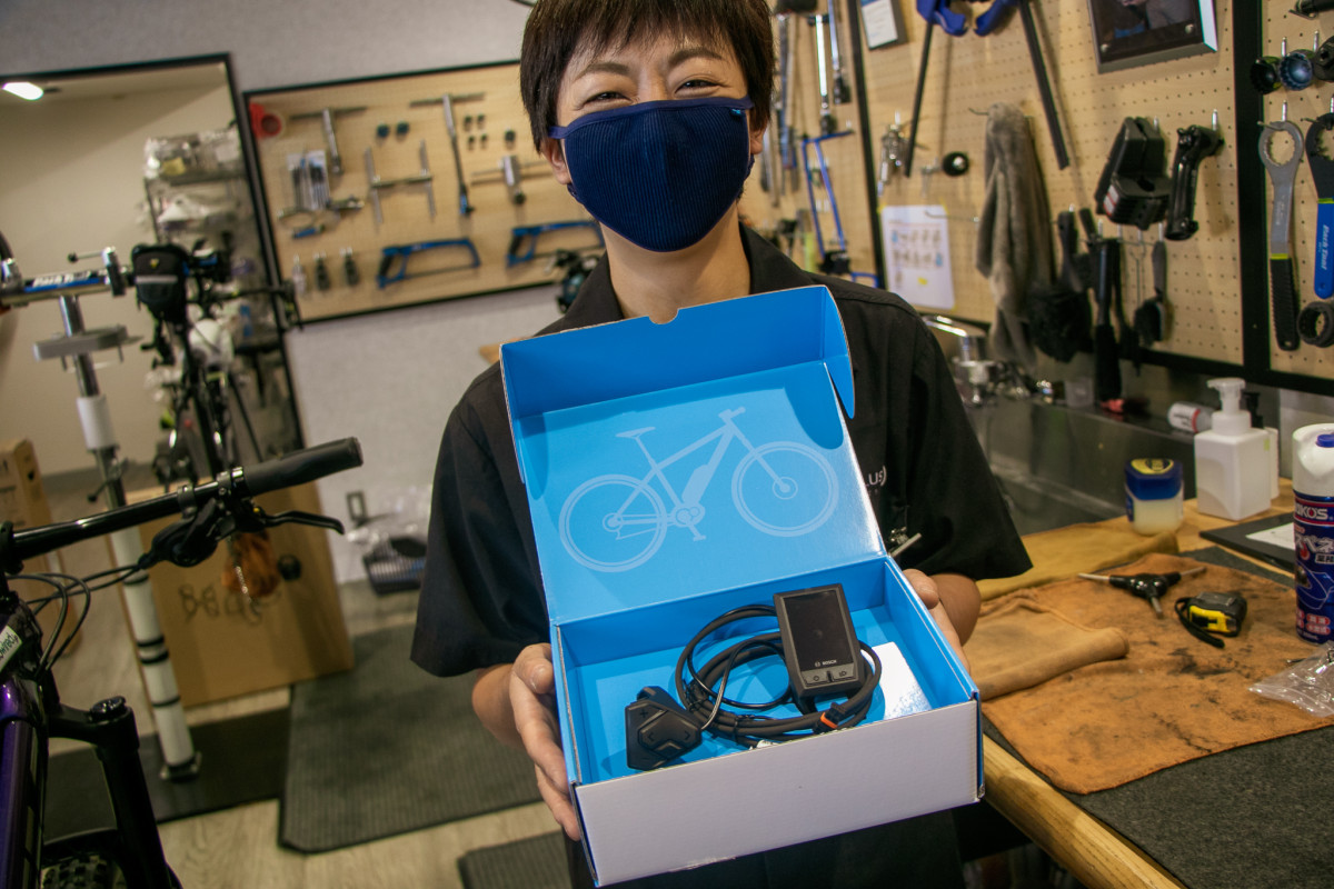 換装するKIOX コントローラーとディスプレイ、そしてケーブルのセットとなる
