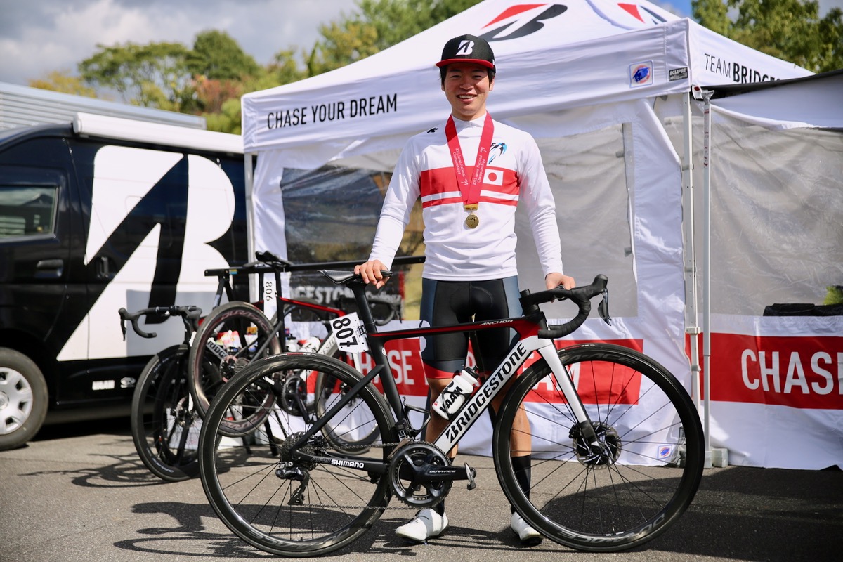 男子U23ロードチャンピオンに輝いた兒島直樹(TEAM BRIDGESTONE Cycling)とアンカー RP9