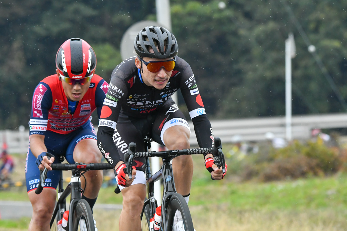 小石佑馬(チーム右京相模原)と小坂光(宇都宮ブリッツェン)が逃げにブリッジを試みるが届かず