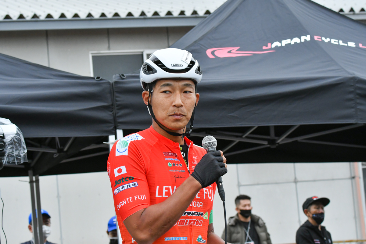 選手を代表して、佐野淳哉(レバンテフジ静岡)からコース内の危険箇所についての再確認と安全走行に関するアナウンスがされる