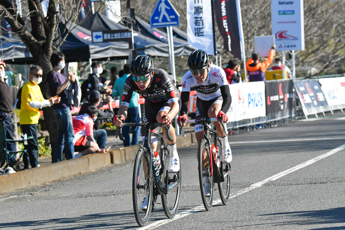 ひとつになった集団から小石佑馬と宇賀隆貴(ともにチーム右京相模原)の2人が飛び出すも集団は容認せず