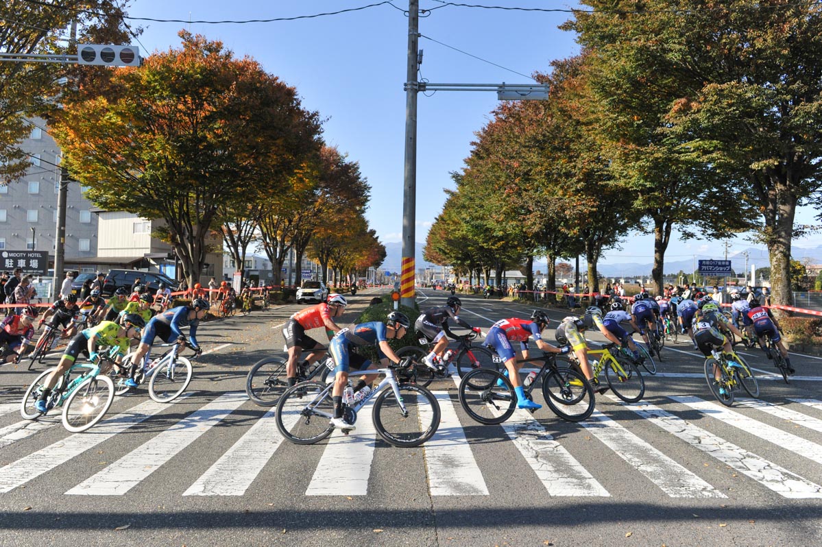 横浜の赤レンガ倉庫前でJCLチームによるエキシビジョンレースが開催される(写真は2021年JCL第10戦の那須塩原クリテリウム )