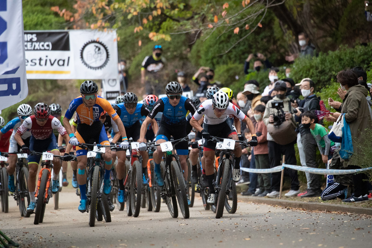 男子エリートは15時のスタート。沢田時(TEAM BRIDGESTONE Cycling)がホールショット