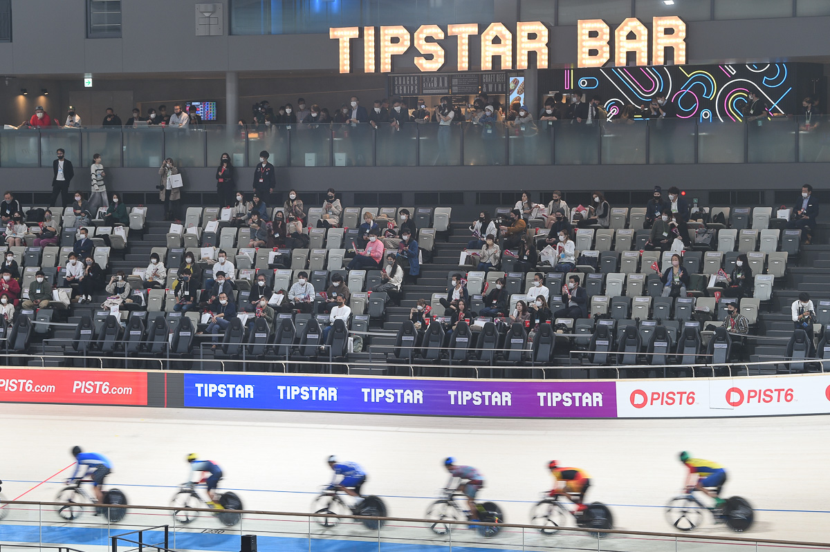 TIPSTAR BARはバンクを見下ろすような高さ