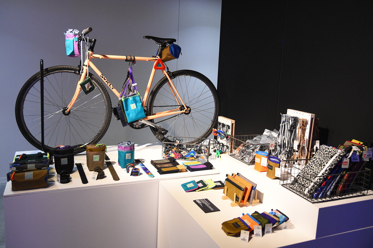 世田谷のショップ「ブルーラグ(BLUE LUG)」のオリジナルグッズも並ぶ