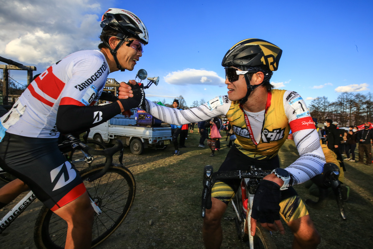 優勝した織田聖(弱虫ペダルサイクリングチーム)を祝福する沢田時(TEAM BRIDGESTONE Cycling)
