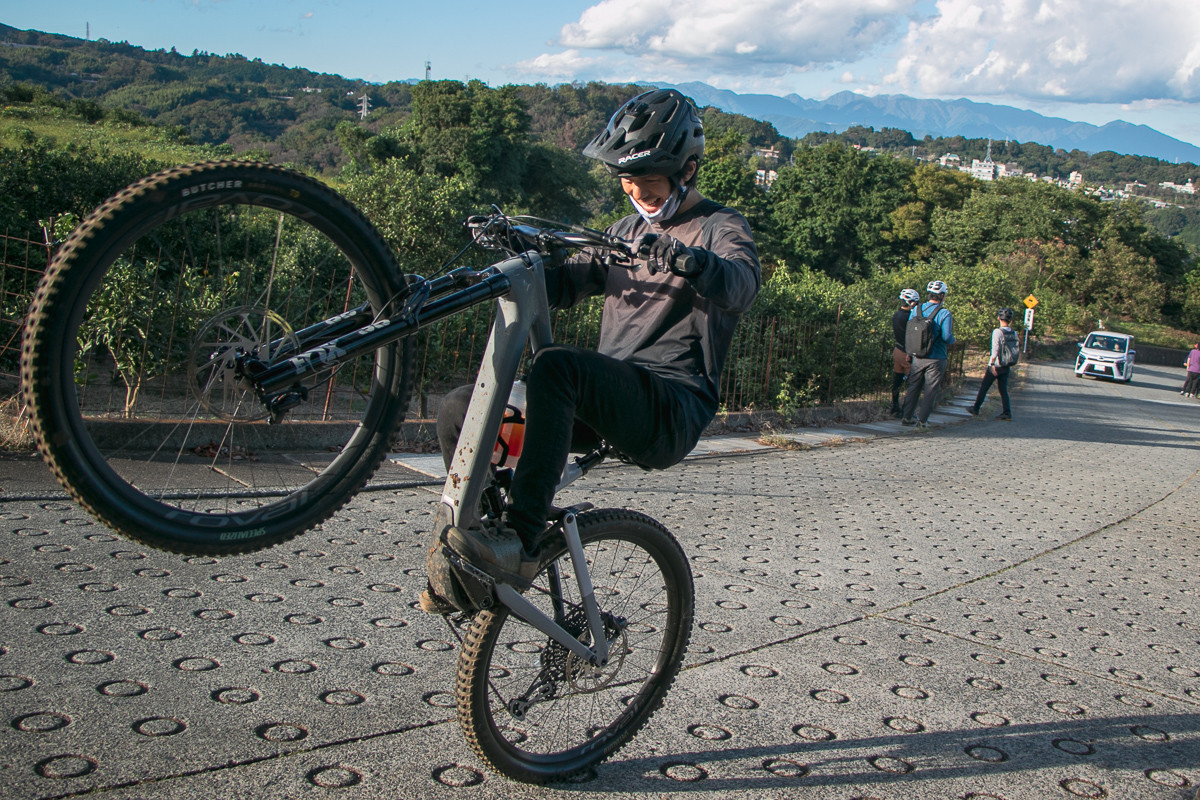 でもE-MTBならウィーリーまで出来ちゃう(もちろんテクニックがあるからですけど)