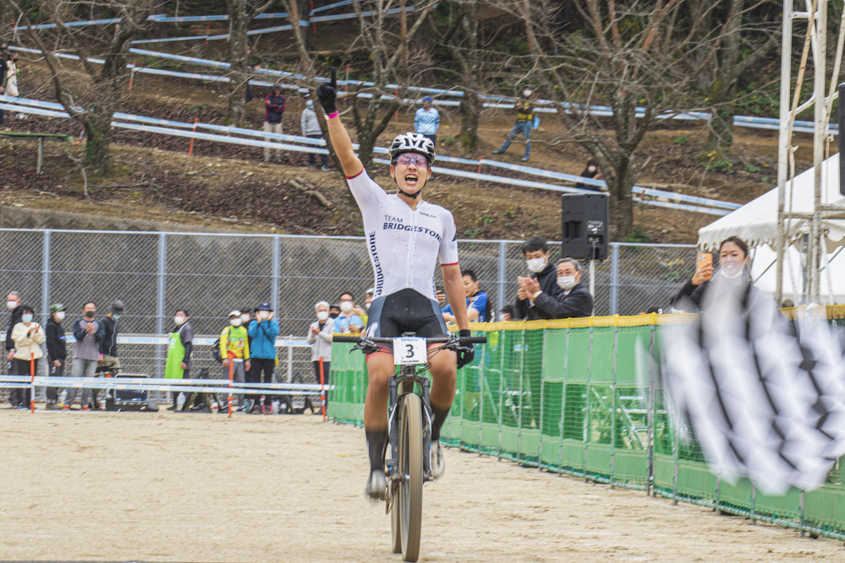 独走に持ち込み男子エリートで初優勝を飾った沢田時(TEAM BRIDGESTONE Cycling)