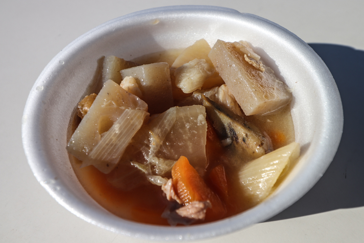 「あぐりーむ昭和」では名産のこんにゃくが入った温かい汁物が振舞われました