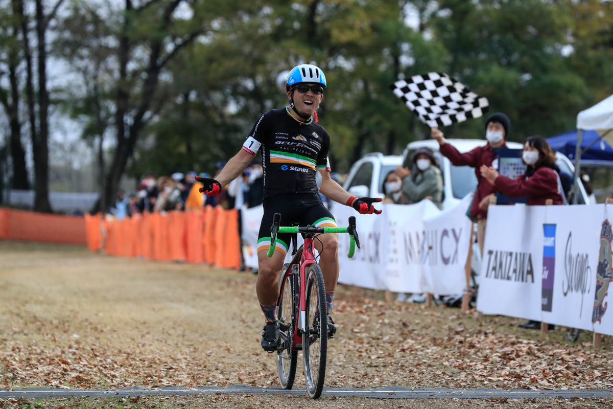 最初から最後まで魅せるレースで会場を沸かせたショーマン中村龍吉(acu-power RACING TEAM)が優勝
