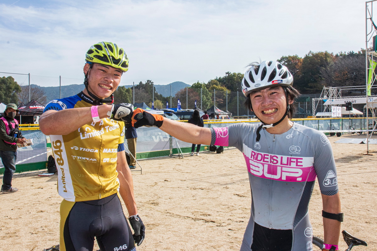 グータッチで健闘を称え合うジュニアの副島達海(Limited Team 846)とユースの高橋翔(cycleclub 3UP)