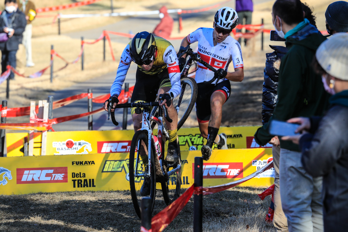 沢田時(チームブリヂストンサイクリング)の前でバニーホップで差をつける織田聖(弱虫ペダルサイクリングチーム)