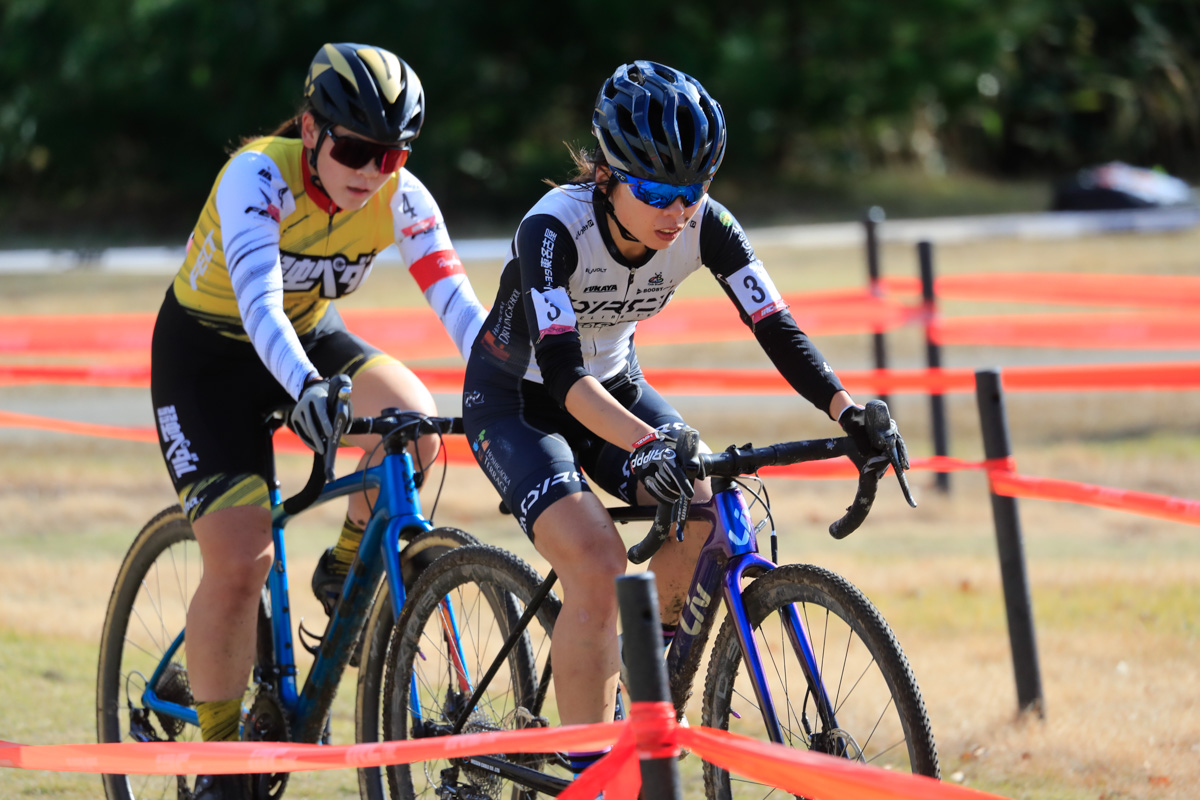 望月美和子(ORCA CYCLING TEAM)と中島瞳(弱虫ペダルサイクリングチーム)の3位争い