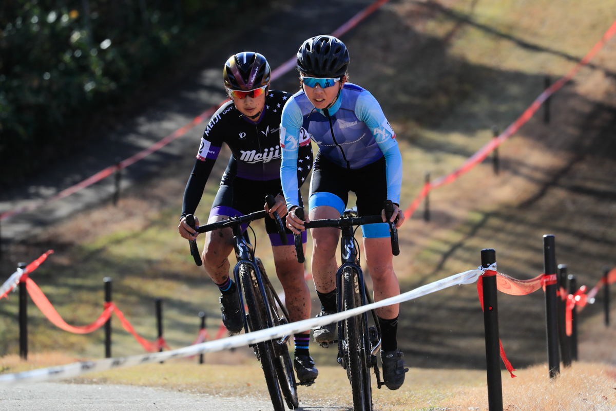 福田咲絵(AX cyclocross team)と渡部春雅(明治大学)の先頭パック