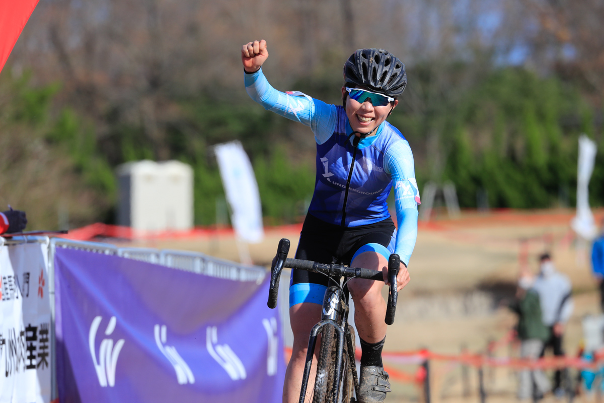 JCXレース連覇となった福田咲絵(AX cyclocross team)のフィニッシュ