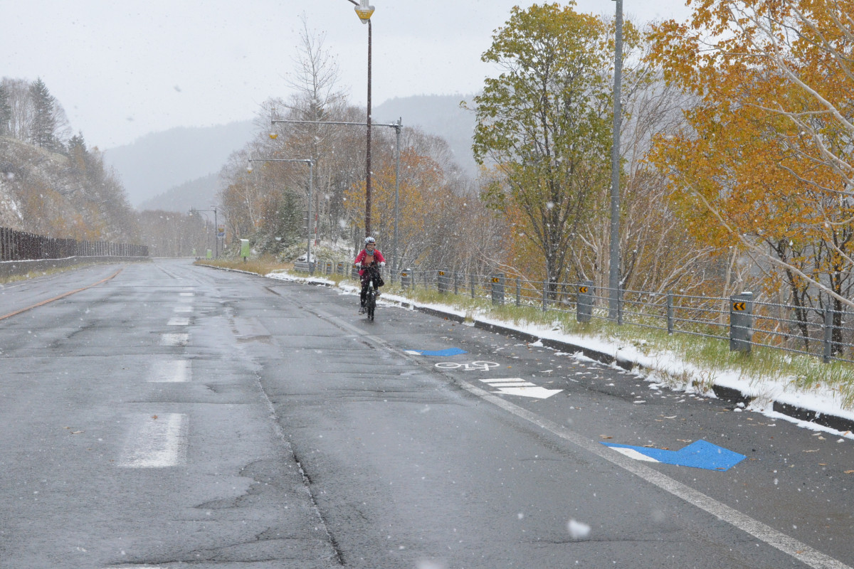 雪は舞っているが、路面はいける。最後だけでも走りたい!