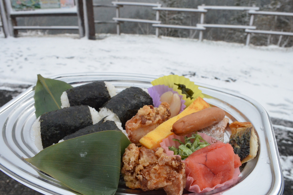 驚くほどぎっしり詰まったお弁当。おにぎりもおかずも、感動的においしかった