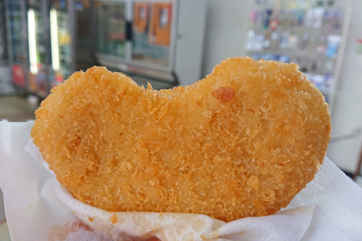 特産の高級豆「白花豆」のみで作ったコロッケ。豆の旨味と甘みがいっぱい