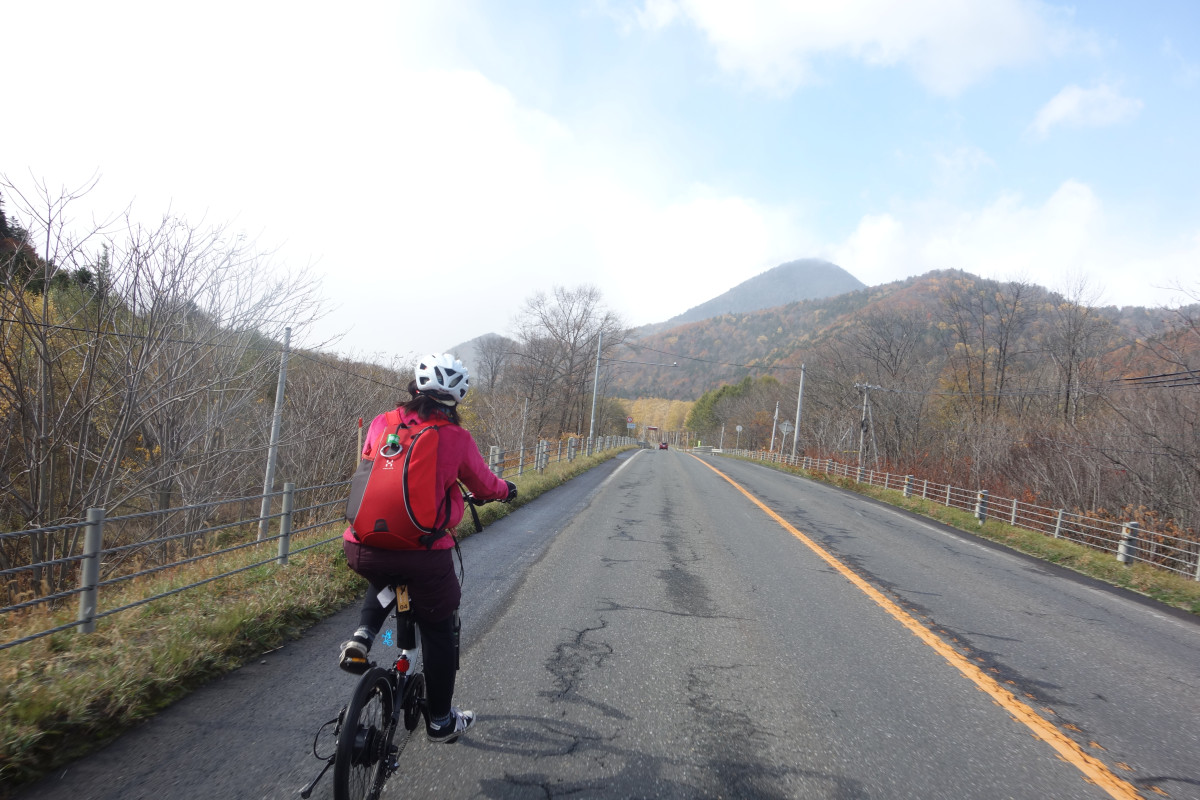 路面も乾いていた。青空が顔をのぞかせ、峠では絶景のパノラマを期待できる予感!