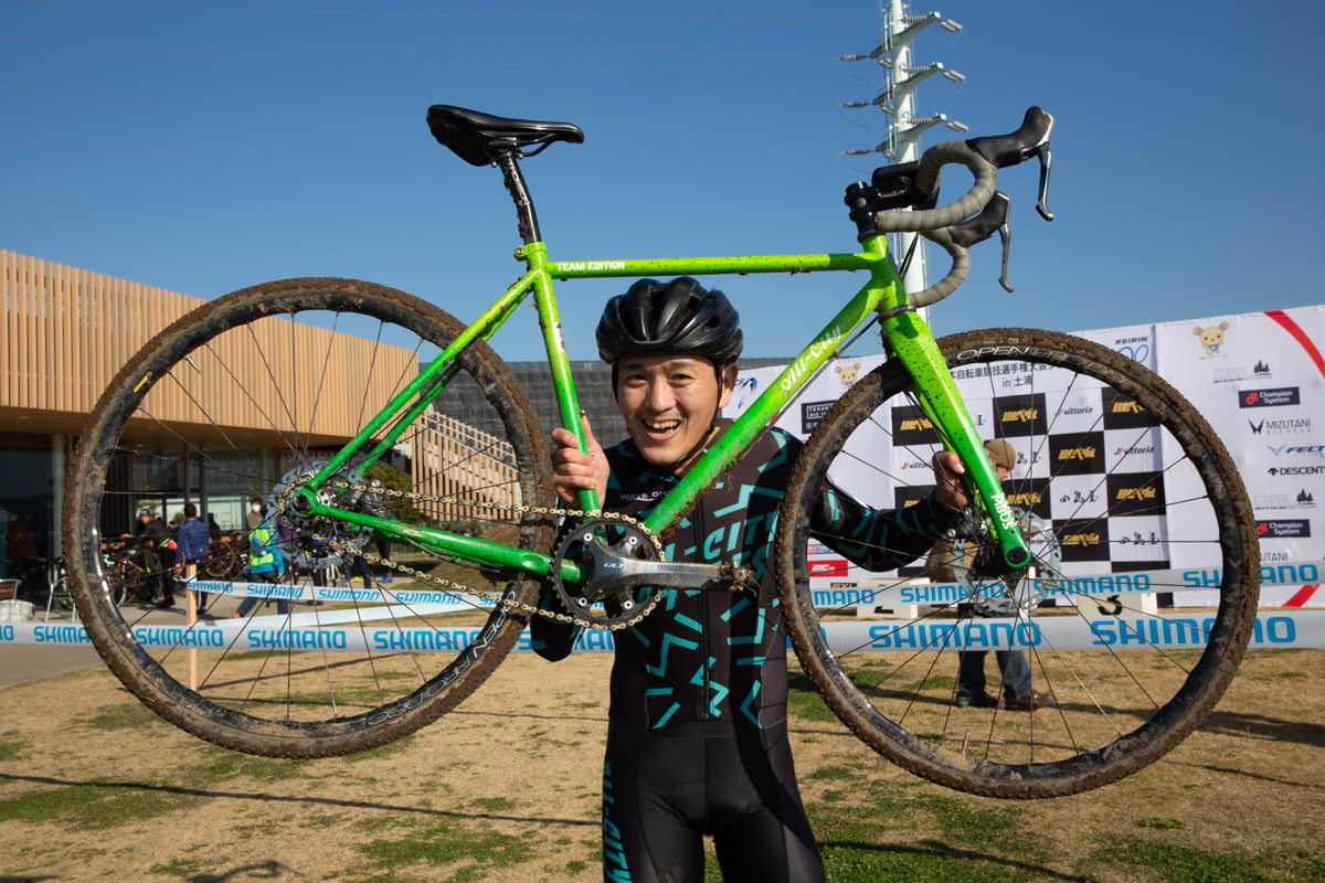 シングルスピードクラスで念願の優勝を叶えた腰山雅大(All-City Cycles)
