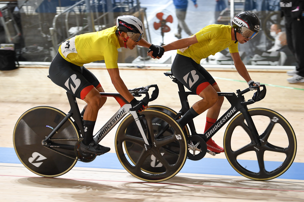 男子マディソン優勝 チームブリヂストンサイクリング2(今村駿介、山本哲央)