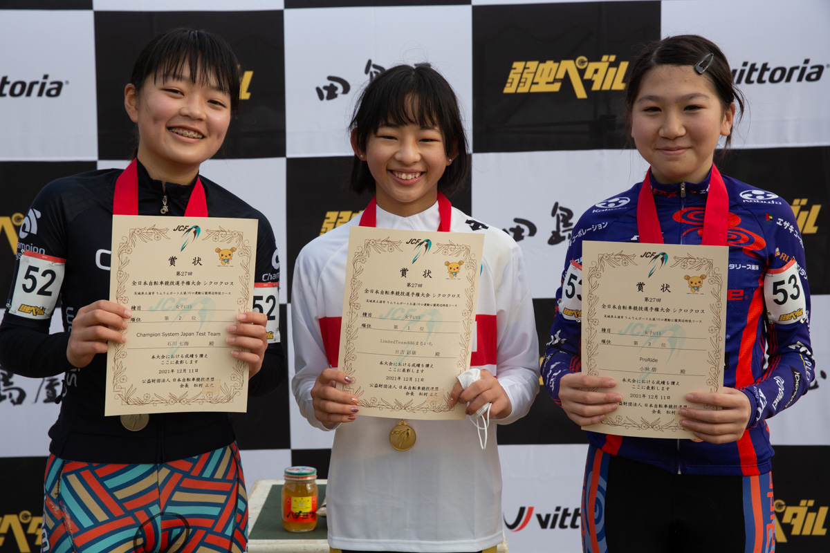 WU15表彰 優勝日吉彩華(LimitedTeam846まるいち)、2位石川七海(Champion System Japan Test Team)、3位小林碧(ProRide)