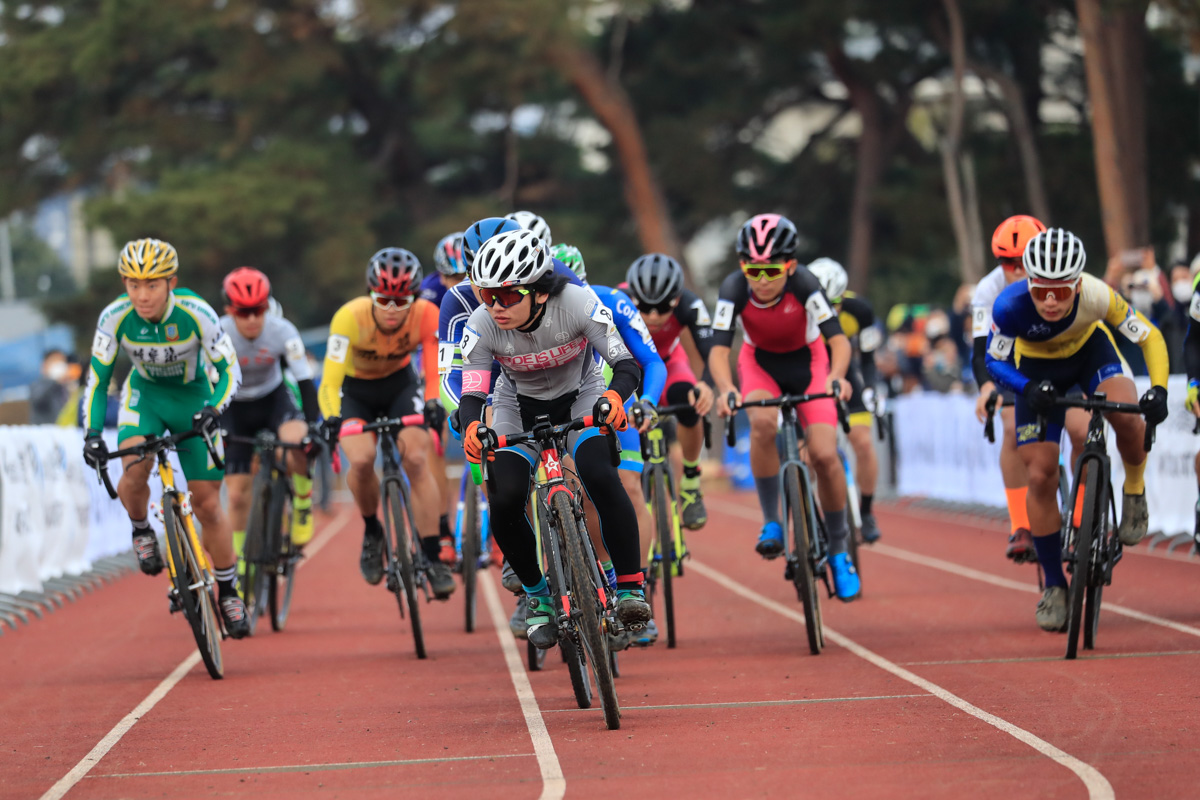 男子ジュニアのスタート。ホールショットは高橋 翔(cycleclub 3UP.)