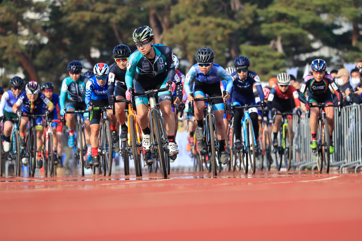 28選手がエントリーした女子エリートのスタート。ホールショットは川崎路子(PAXPROJECT)