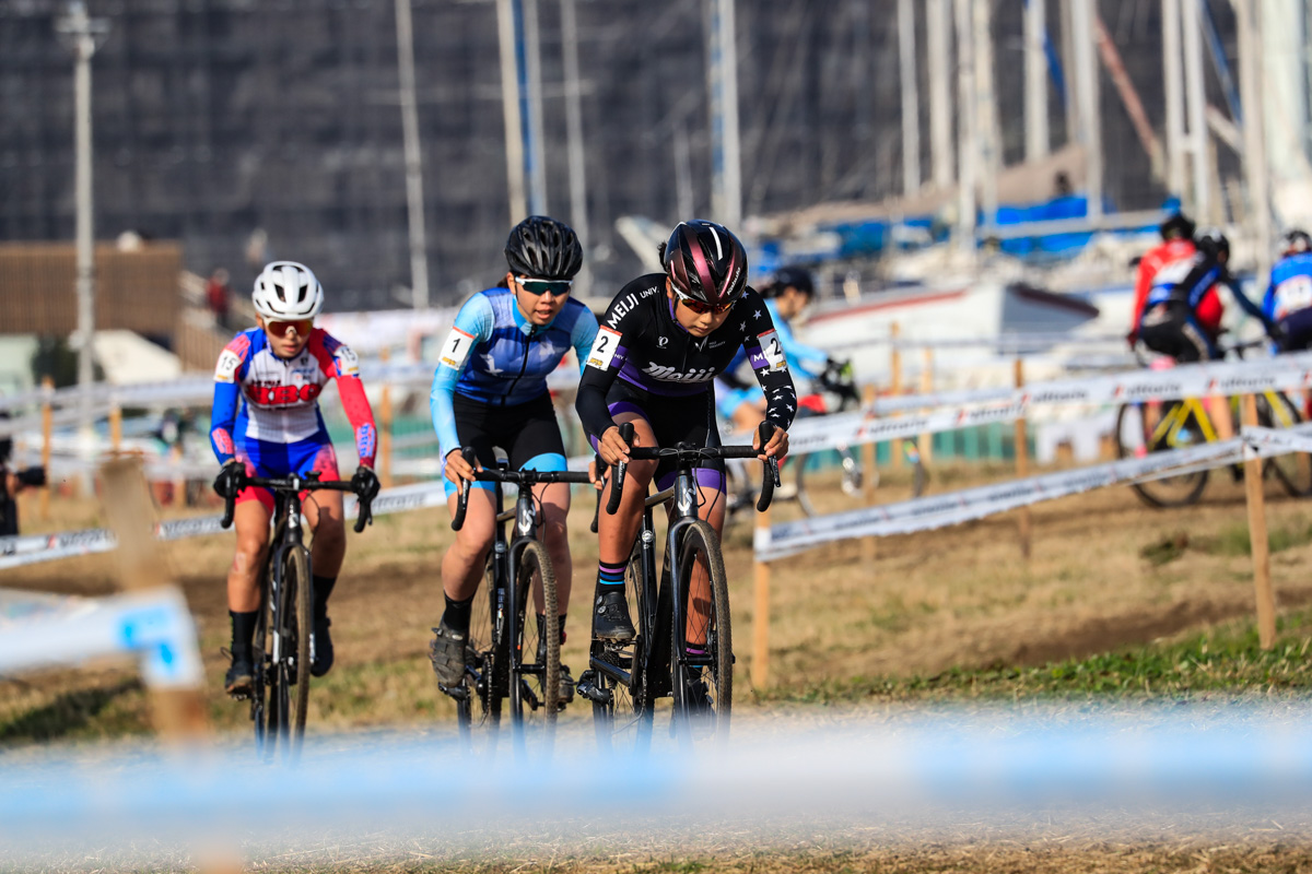 渡部春雅(明治大学)、福田咲絵(AX cyclocross team)、矢吹優夏(B.B.Q)の3人が抜け出す
