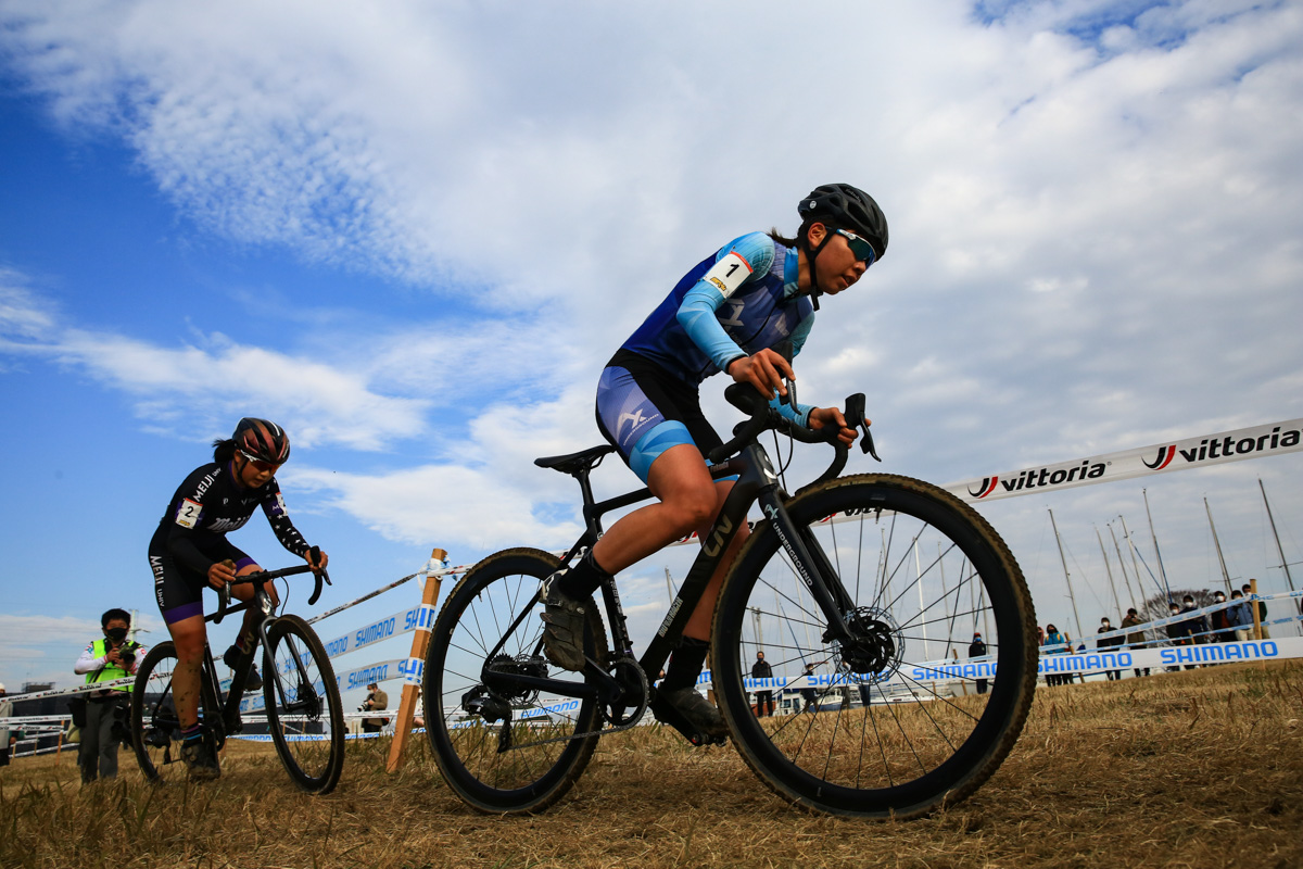 先頭を行く福田咲絵(AX cyclocross team)と渡部春雅(明治大学)