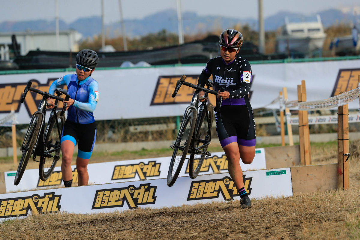 女子は渡部春雅(明治大学、写真右)と福田咲絵(AX cyclocross team)が派遣される予定だった