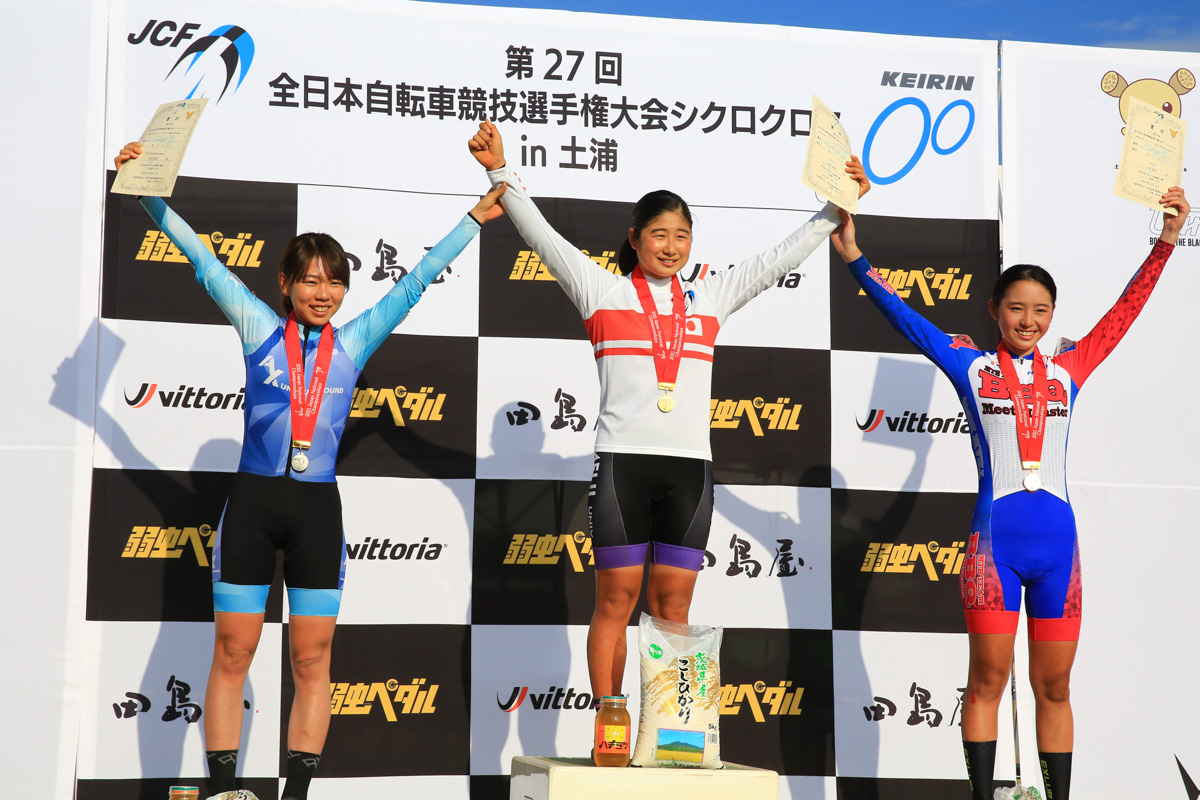 女子エリート表彰 優勝渡部春雅(明治大学)、2位福田咲絵(AX cyclocross team)、3位矢吹優夏(B.B.Q)