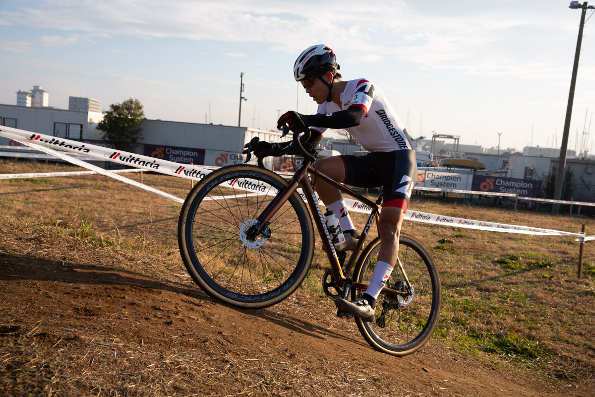 チェーンを外れによって遅れた沢田時(TEAM BRIDGESTONE Cycling)が追走