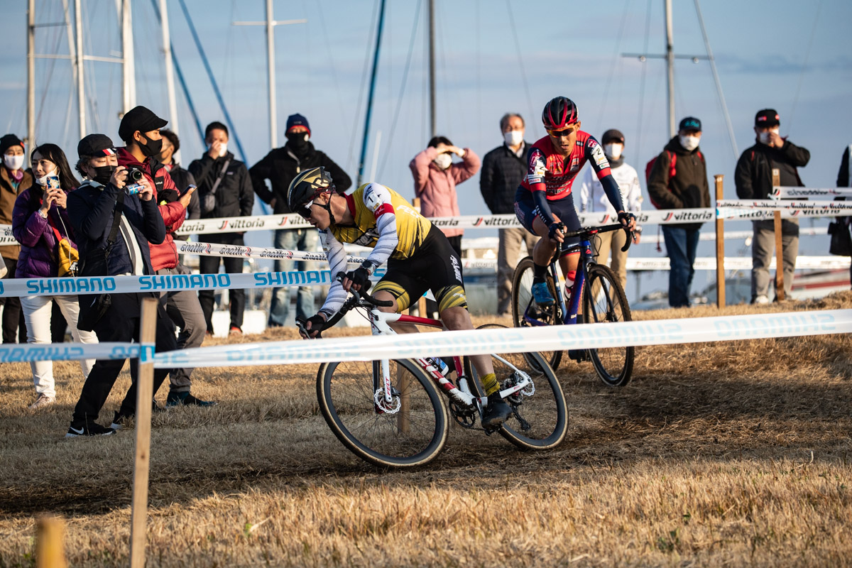 ペースの落ちた織田聖(弱虫ペダルサイクリングチーム)を小坂光(宇都宮ブリッツェン)が捉える