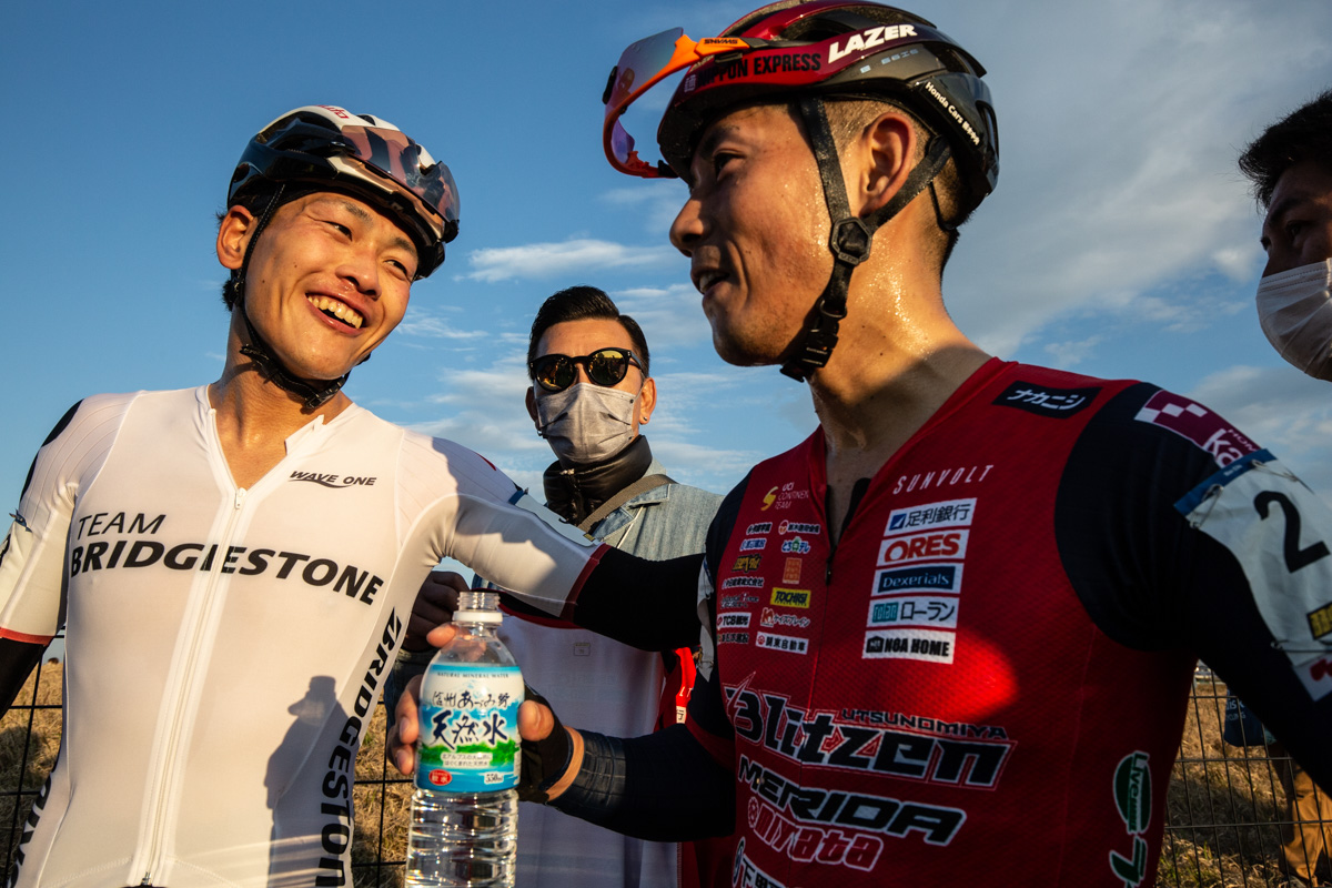 小坂光(宇都宮ブリッツェン)を祝福する沢田時(TEAM BRIDGESTONE Cycling)