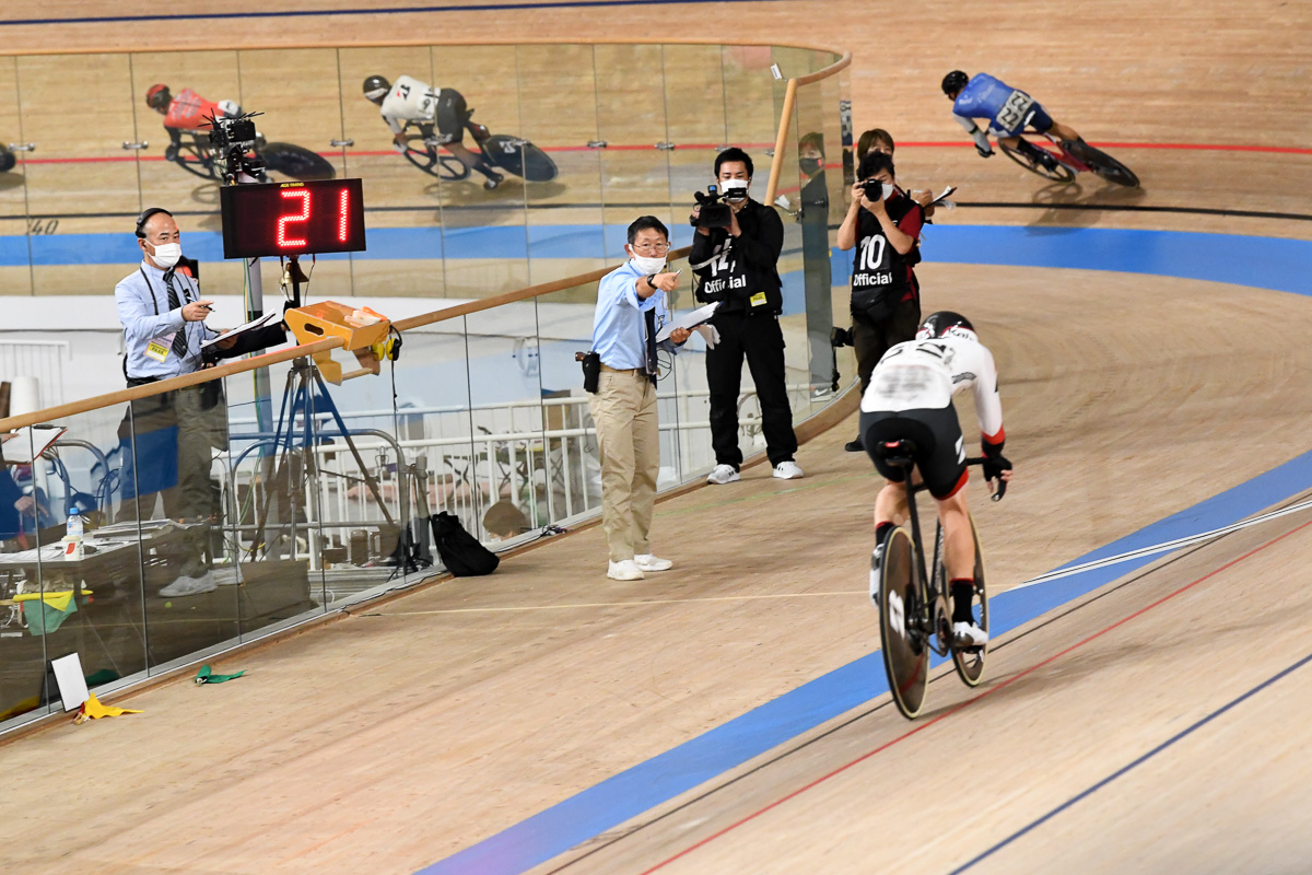 男子オムニアム・ポイントレース 兒島直樹(チームブリヂストンサイクリング)がメイン集団最後尾を捉える