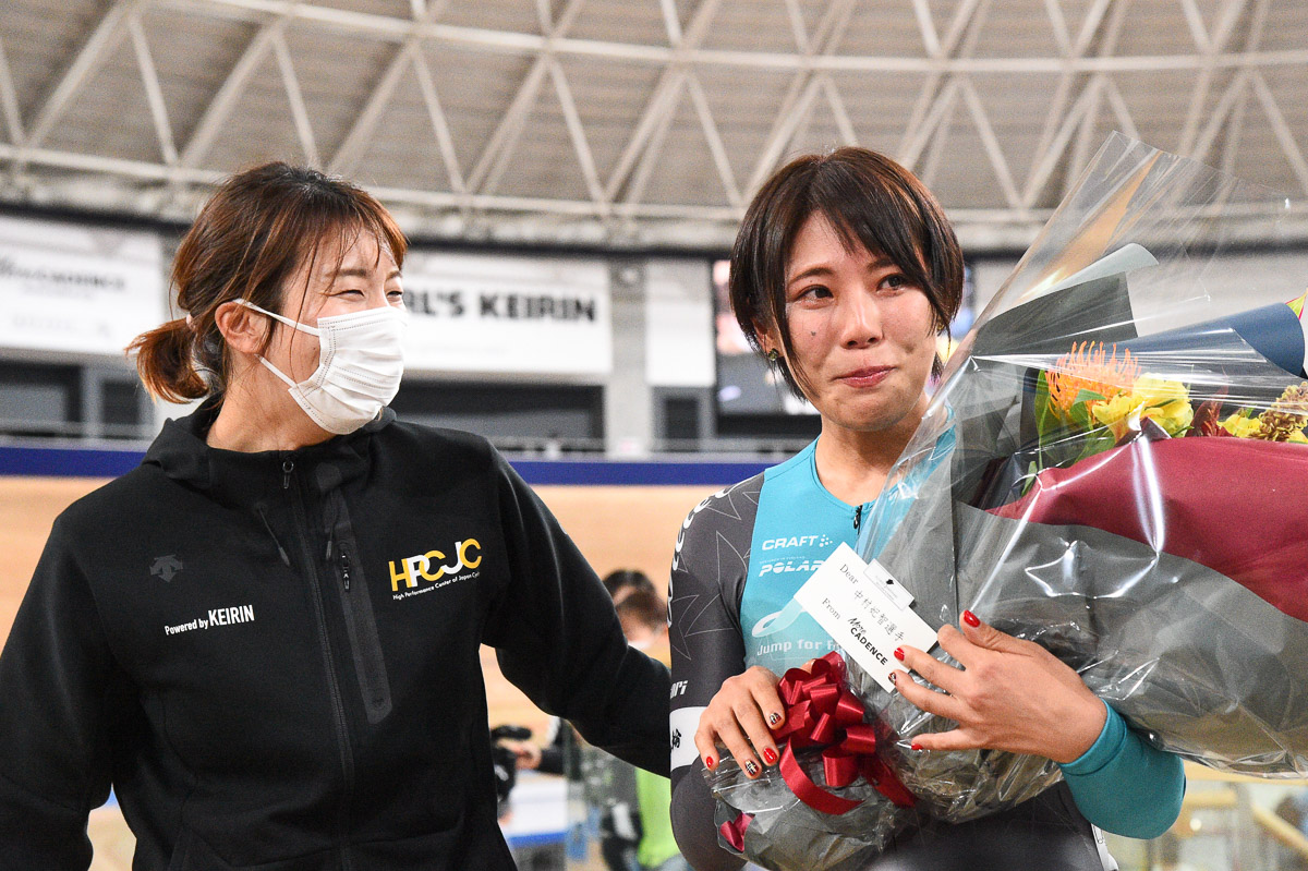 引退セレモニーで上野みなみ(写真左)から花束を受け取って涙ぐむ中村妃智