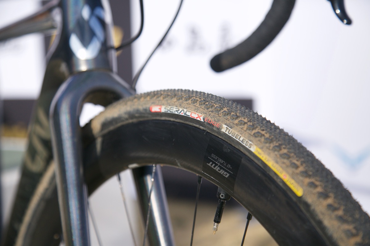 タイヤはIRCのドライレース用であるSERAC EDGE TUBELESS(32c)