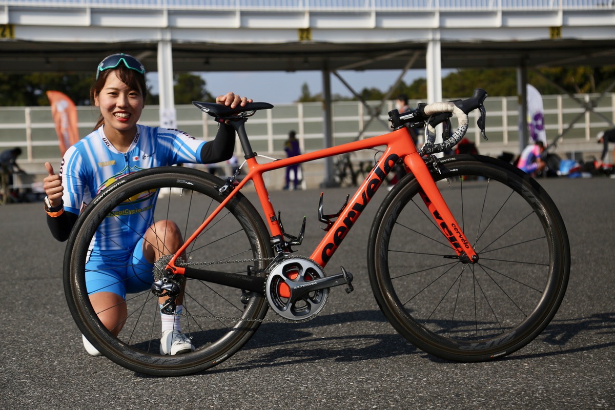 100kmチャレンジ女子優勝:今村桜子さん(内房レーシングクラブ)とサーヴェロ R3
