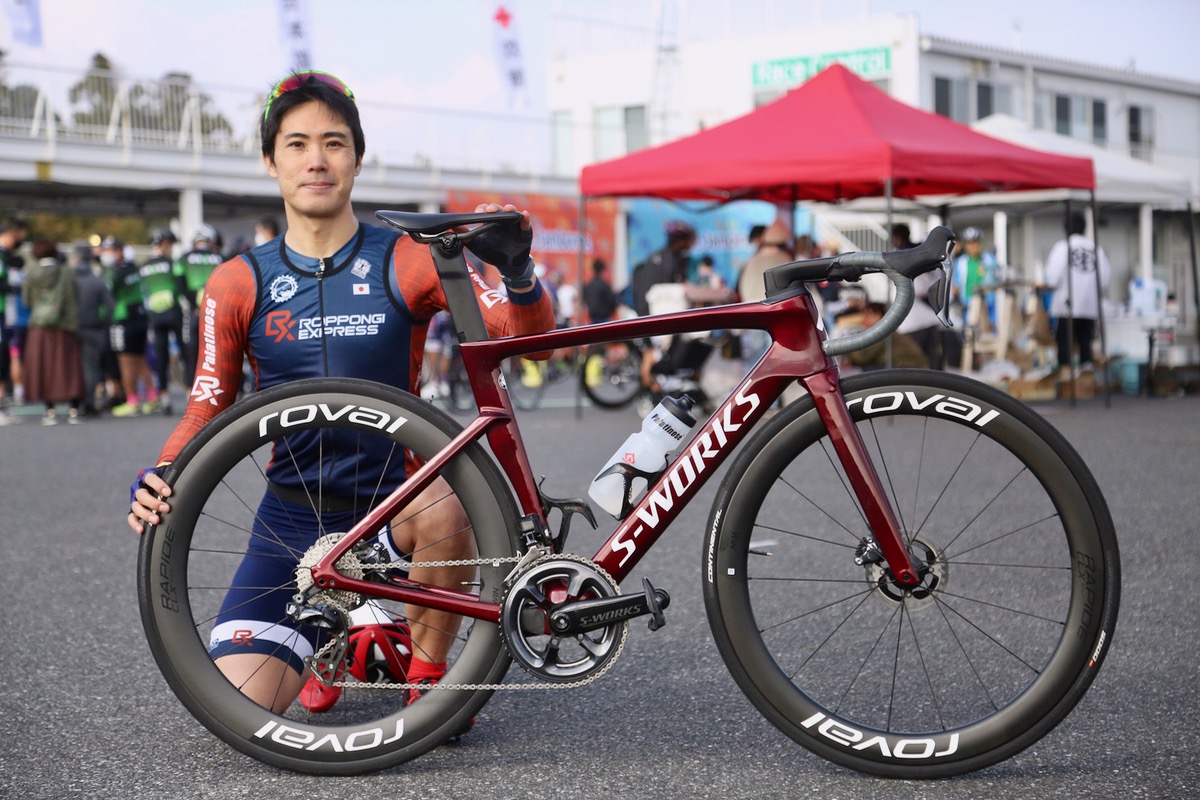 50kmチャレンジ優勝:遠藤優さん(Roppongi Express)とスペシャライズド S-WORKS VENGE