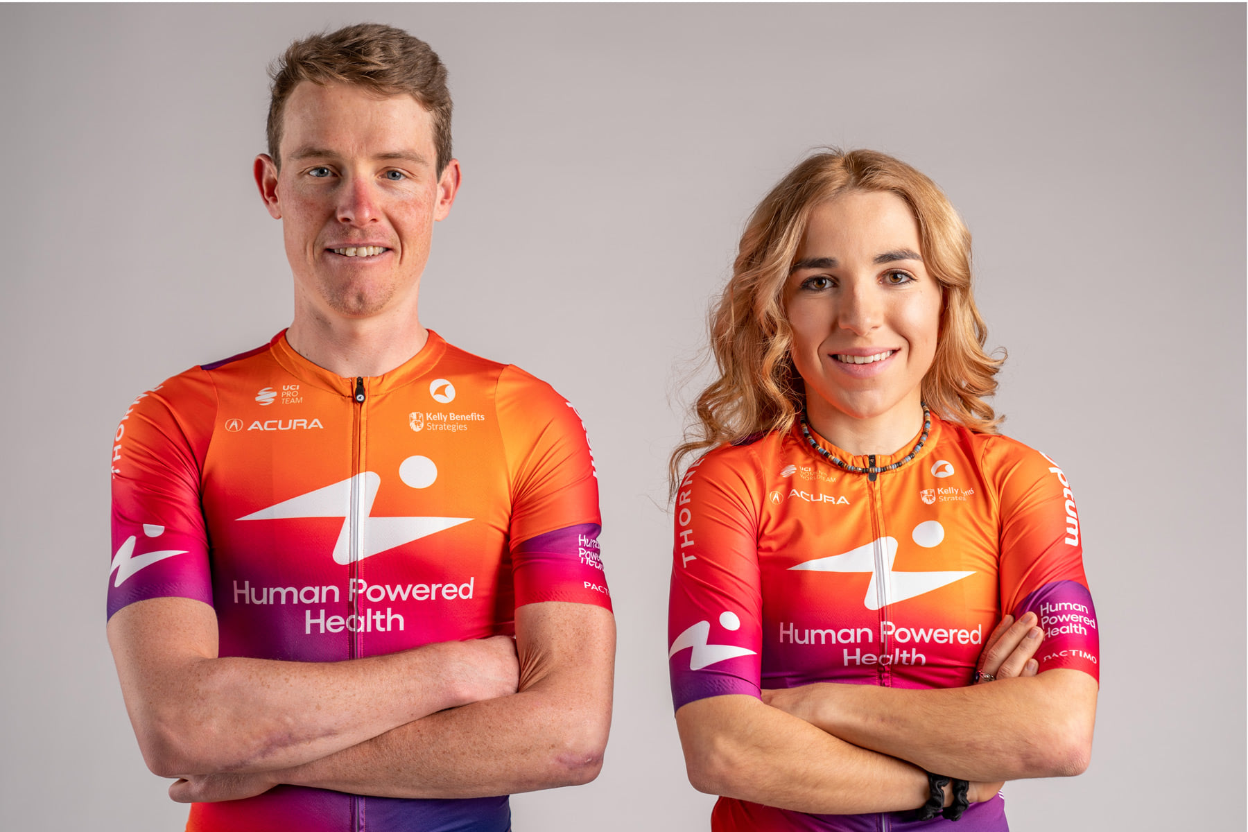 ヒューマンパワードヘルスの新キット。右はロード世界選手権女子ジュニアで2位となったカイア・シュミッド(アメリカ)