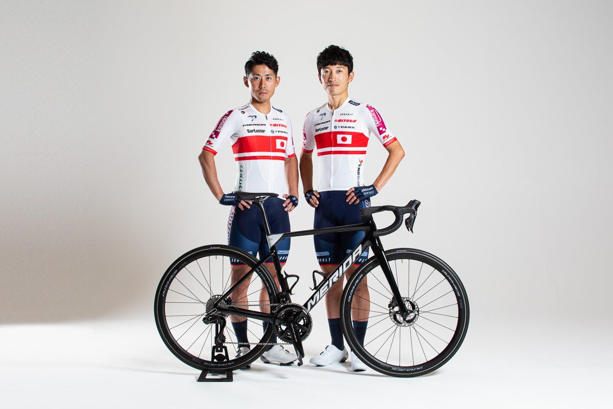 全日本チャンピオンジャージを着用した増田成幸(右)と小坂光