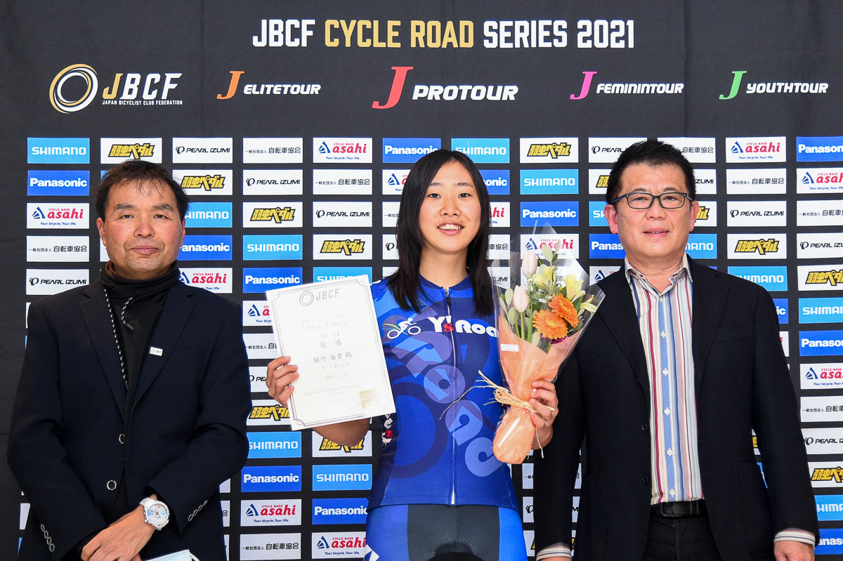 Jフェミニンツアー個人総合優勝の植竹海貴(Y's Road)株式会社ワイ・インターナショナル代表取締役社長CEOの鳥居恵一郎氏(写真右)も駆けつけた。写真左はJBCF安原理事長