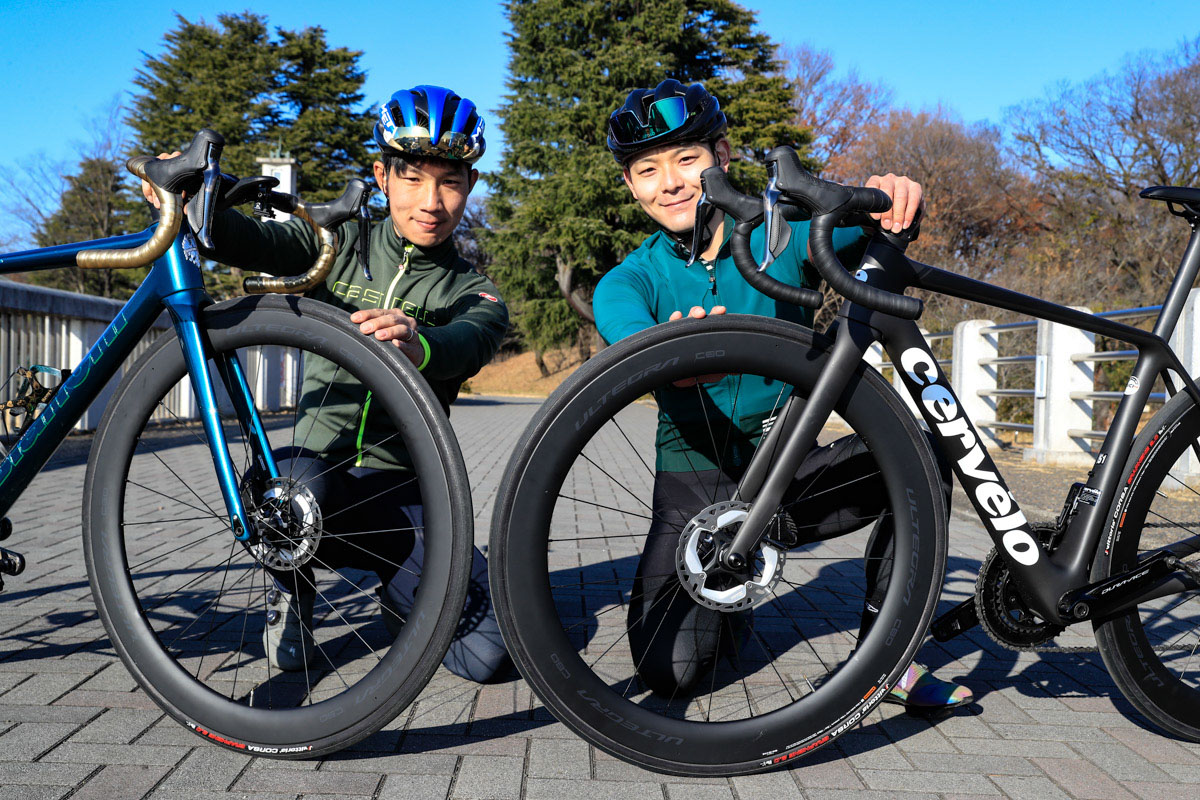 3種類を一気に乗り比べた成毛千尋(左、アルディナサイクラリー)と小西真澄(右、ワイズロードお茶の水)