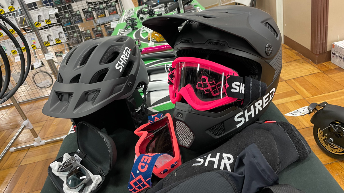 SHREDのMTB用ヘルメット&ゴーグル