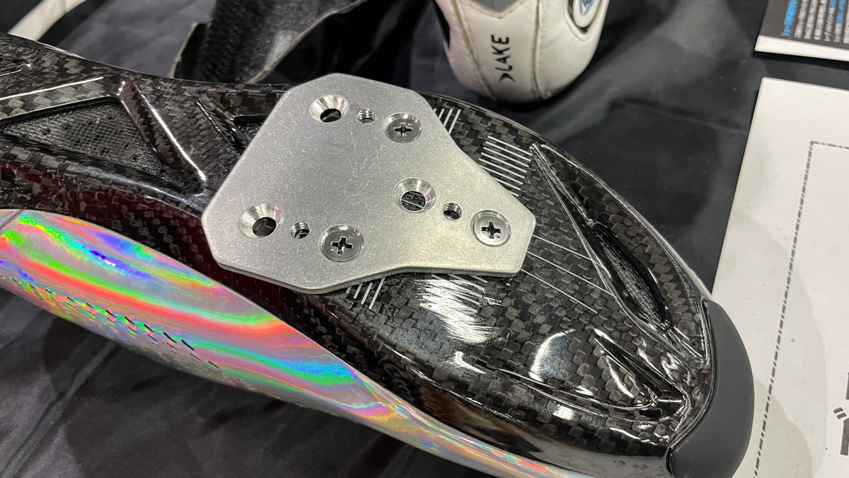 クリートの三穴を前後に1cm移動させることができるReveクリートムーブスペーサー