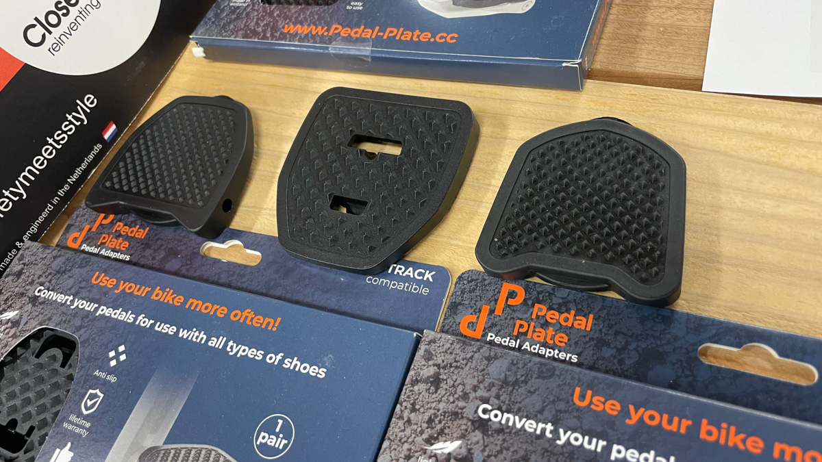 PedalPlateはビンディングペダルを普通履きのシューズで踏めるようになるアダプター